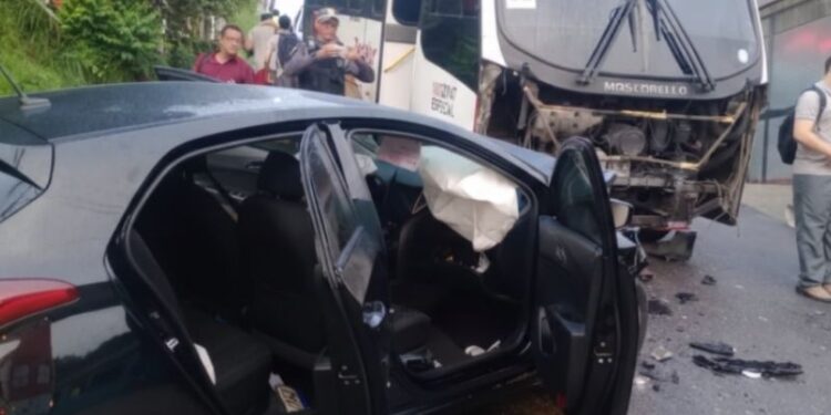 Impacto brutal entre carro e ônibus deixa uma vítima fatal
