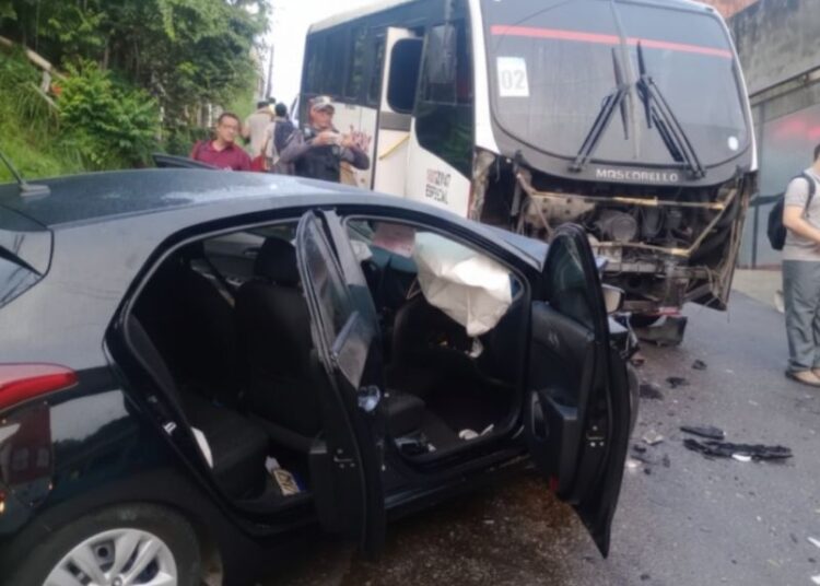 Impacto brutal entre carro e ônibus deixa uma vítima fatal 