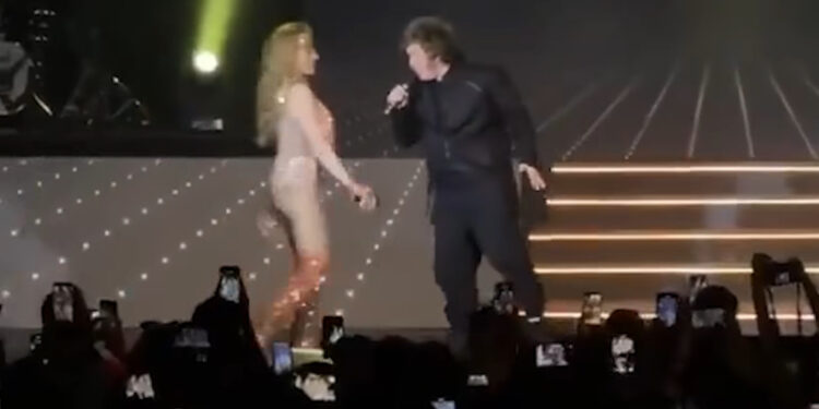 Reencontro no palco – Milei canta “El Rock del Gato” com a ex Fátima Flórez
