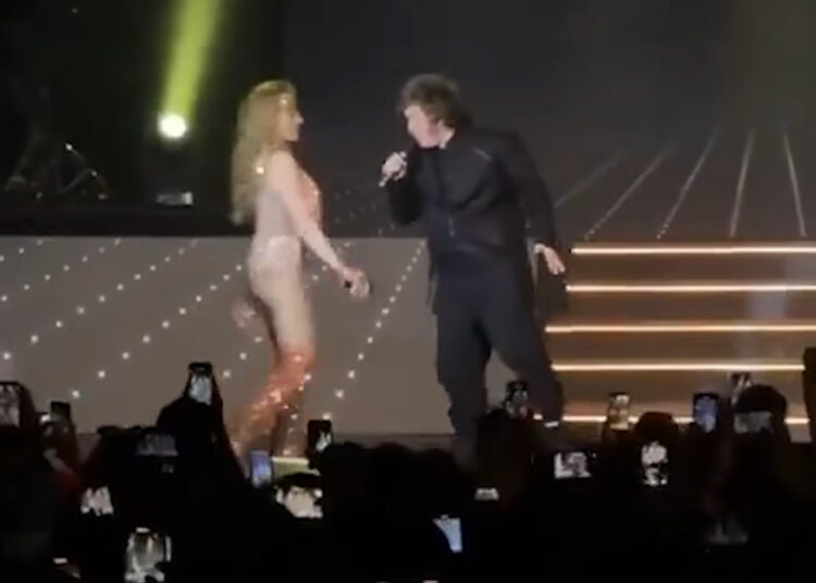 Reencontro no palco – Milei canta “El Rock del Gato” com a ex Fátima Flórez