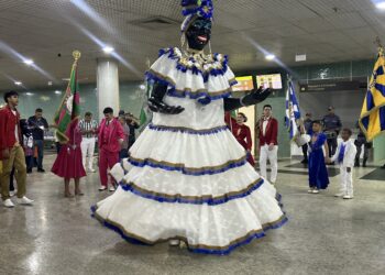 A Boneca Kamélia abre oficialmente o Carnaval 2026 em Manaus