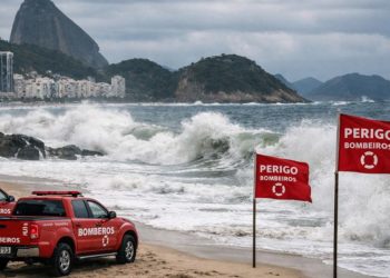 Caboclo ‘Cacique Cobra Coral’ acalma o mar de Copacabana para o Réveillon