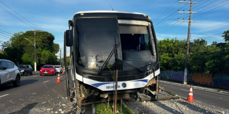 Ônibus de rota invade canteiro e atinge poste na Av.Coronel Teixeira