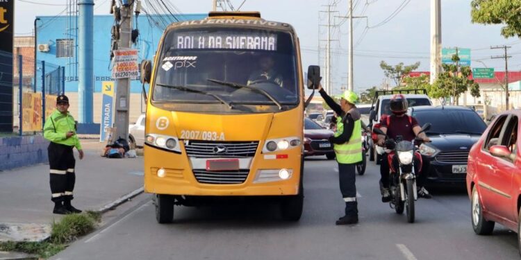 Fiscalização da prefeitura retira mais de 130 veículos irregulares das ruas de Manaus