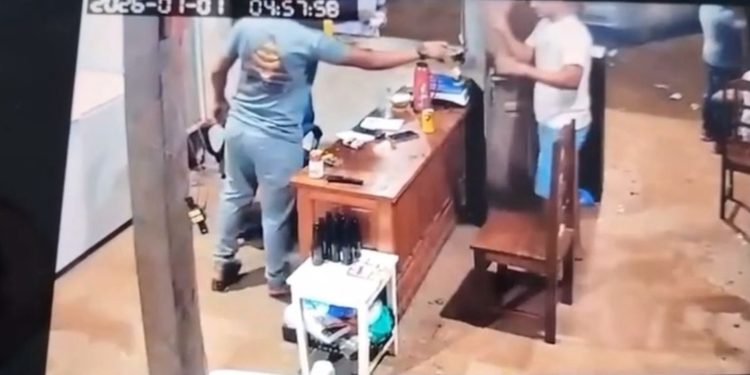VÍDEO FORTE – Esfaqueado em bar até a morte no primeiro dia do ano