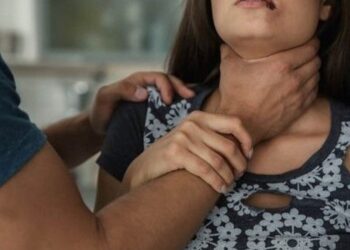 Enforcou e ameaçou ex-mulher com faca por não aceitar o fim do relacionamento