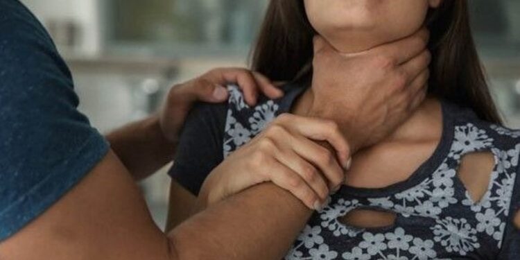 Enforcou e ameaçou ex-mulher com faca por não aceitar o fim do relacionamento