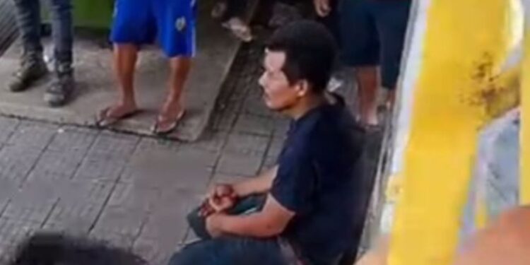 No T4, acusado de matar o próprio pai é cercado e espancado por populares