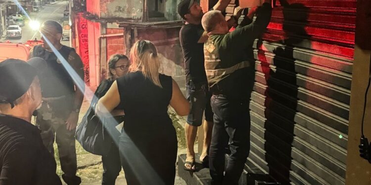 Polícia autua bares e adegas e manda cortar a luz