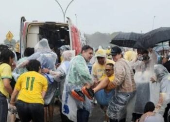 Raio atinge ato de Nikolas Ferreira e deixa dezenas de feridos em Brasília