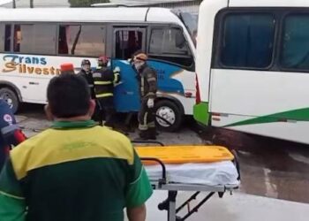 O acidente entre três micro ônibus deixa 8 feridos no distrito industrial
