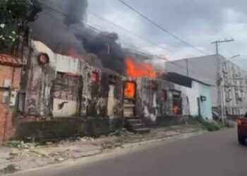 Incêndio destrói fábrica de estofados no bairro São Francisco