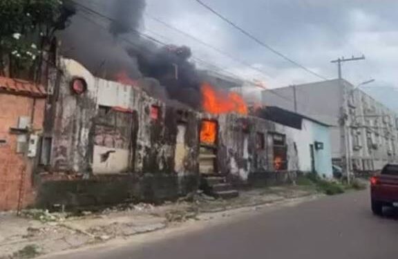 Incêndio destrói fábrica de estofados no bairro São Francisco