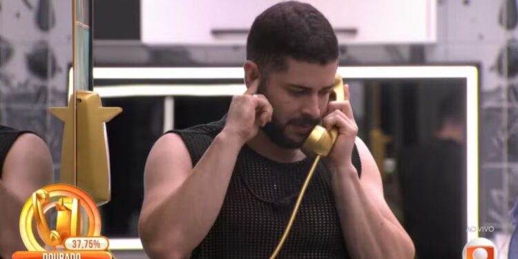 Vídeo: Marcelo atende Big Fone, garante imunidade e forma Paredão com Aline e Ana Paula