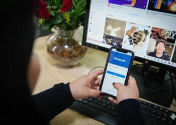 Justiça determina retirada de vídeos que expõem mulher presa em crise de saúde mental em Manaus