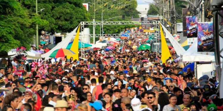 Folia continua neste domingo com blocos e bandas