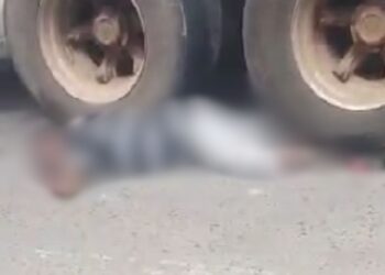 Vídeo forte: Durante manobra, carreta atropela e mata homem com deficiência visual no Mauazinho