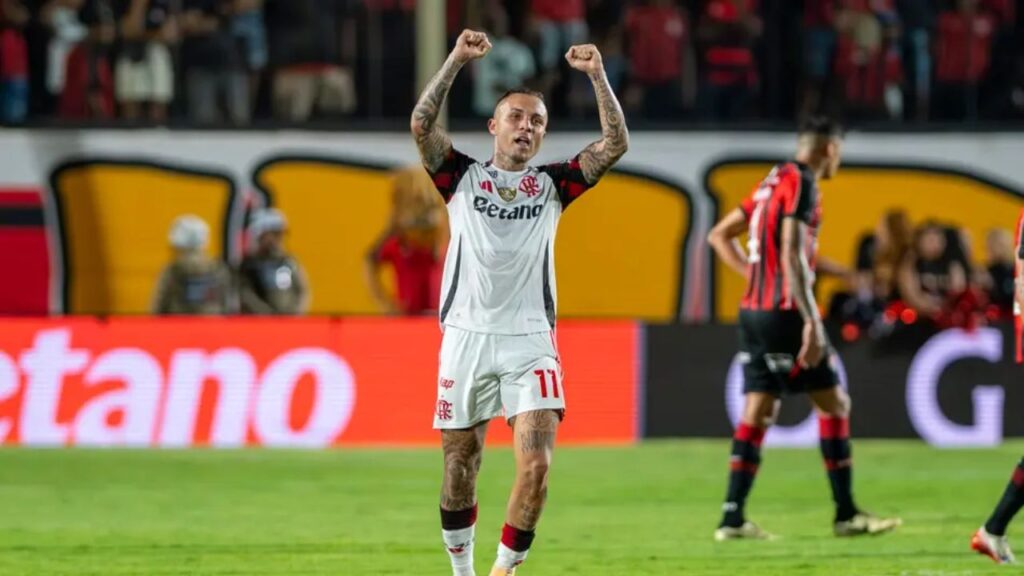 Flamengo sofre, mas bate o Vitória e vence a primeira no Brasileirão