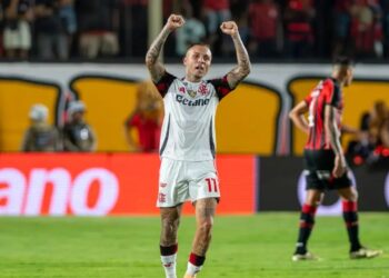 Flamengo sofre, mas bate o Vitória e vence a primeira no Brasileirão