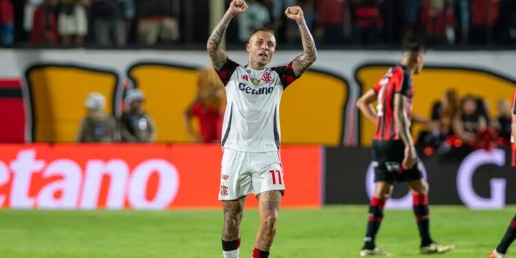 Flamengo sofre, mas bate o Vitória e vence a primeira no Brasileirão