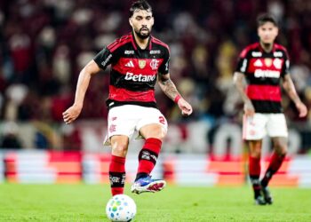 Flamengo e Internacional empatam em reestreia de Paquetá