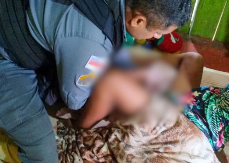 Policiais ajudam jovem de 18 anos em trabalho de parto de gêmeos em Presidente Figueiredo