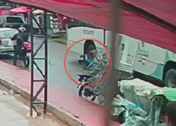 Veja o momento que ônibus passa por cima de motociclista no Manoa