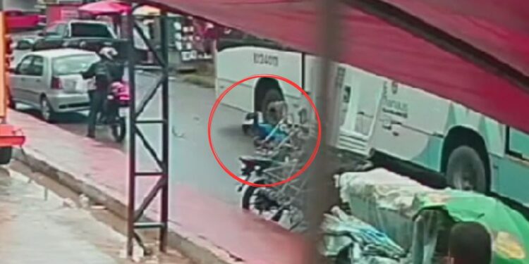 Veja o momento que ônibus passa por cima de motociclista no Manoa