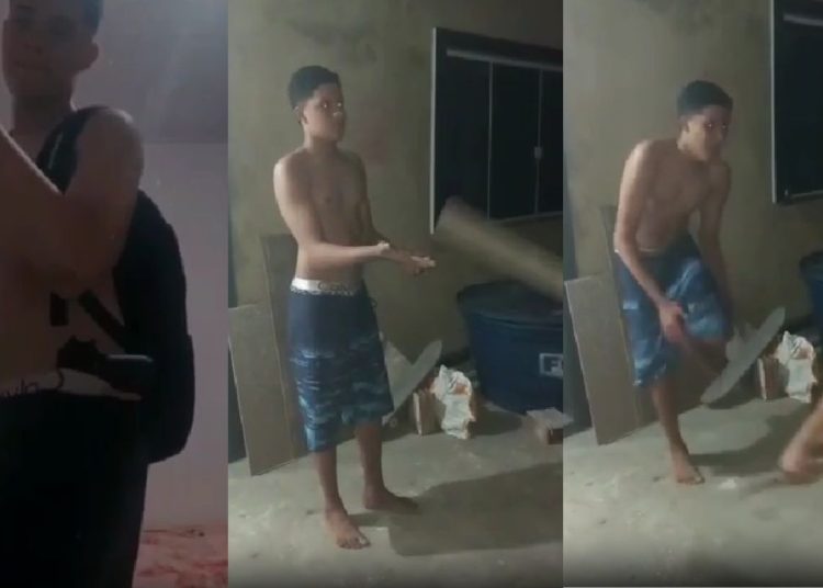 Pai dá ripadas no filho após ele dançar com armas na cintura