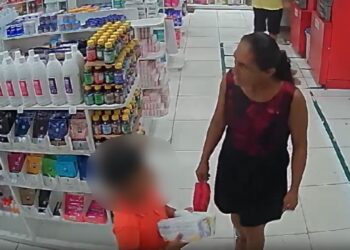 Vídeo mostra mãe usando o filho para cometer furto em drogaria no Jorge Teixeira