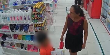 Vídeo mostra mãe usando o filho para cometer furto em drogaria no Jorge Teixeira