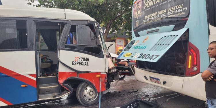 TRAGÉDIA – Colisão entre Executivo e ônibus faz 10 vítimas