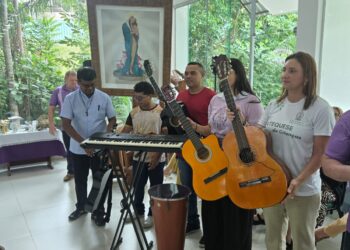 Igreja de N. S. das Vitórias recebe doação de instrumentos musicais para evangelização