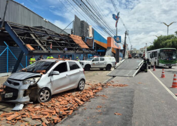 Morre idoso após veículo invadir parada de ônibus