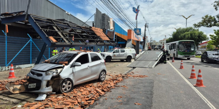 Morre idoso após veículo invadir parada de ônibus