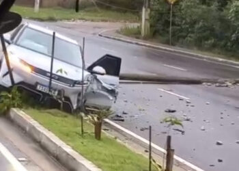 VÍDEO. Colisão contra poste interdita via no Tarumã após motorista perder controle de carro elétrico