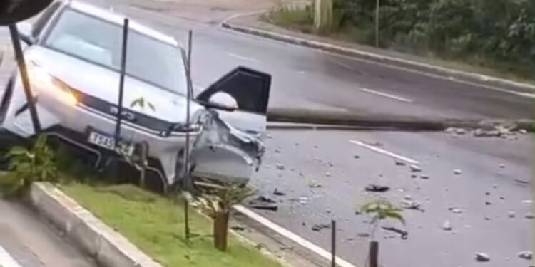 VÍDEO. Colisão contra poste interdita via no Tarumã após motorista perder controle de carro elétrico