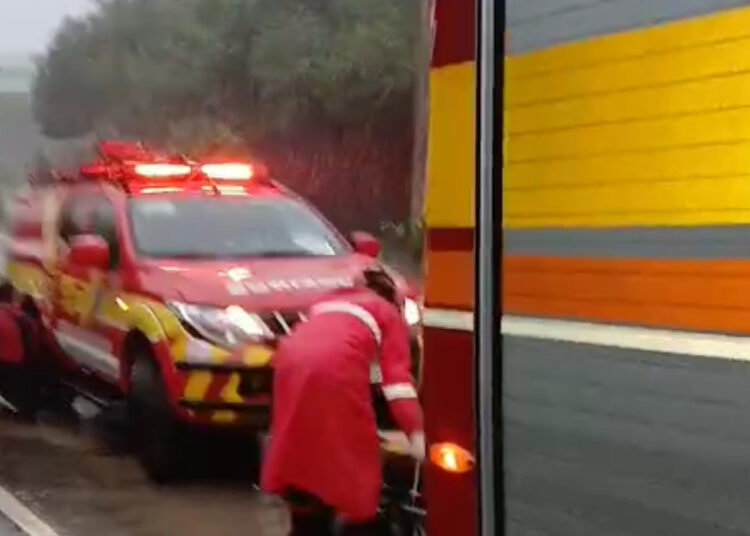 VÍDEO – Casal é arremessado em ribanceira após grave acidente na Av. do Turismo