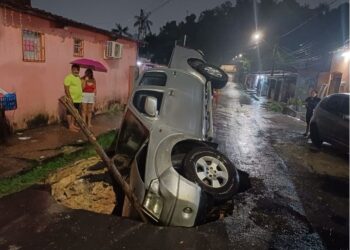 Cratera engole veículo com três pessoas
