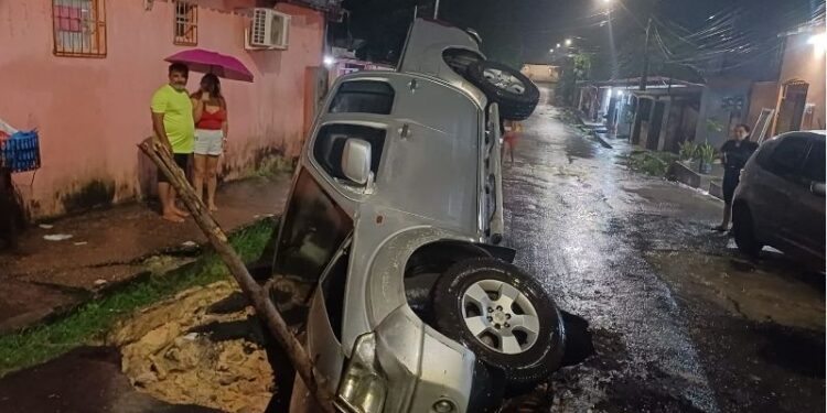 Cratera engole veículo com três pessoas