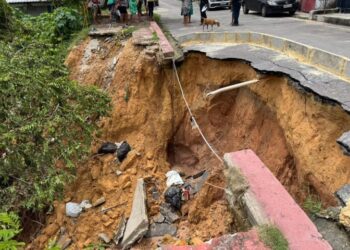 Barranco cede e ameaça moradores na Zona Leste