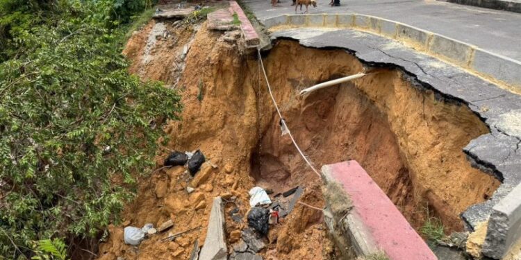 Barranco cede e ameaça moradores na Zona Leste