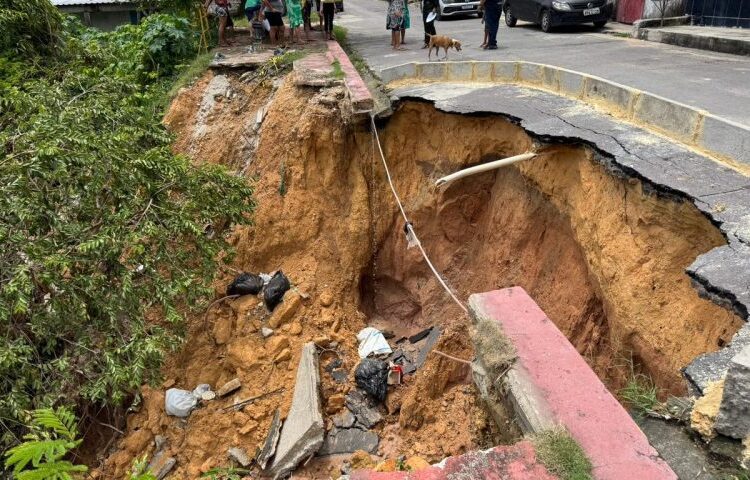 Barranco cede e ameaça moradores na Zona Leste