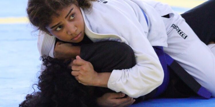 Filha de Feirantes, moradora do ‘Jorge Texas’ é o novo fenômeno do Jiu-Jitsu