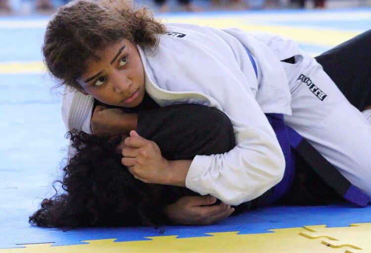 Filha de Feirantes, moradora do ‘Jorge Texas’ é o novo fenômeno do Jiu-Jitsu