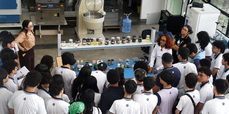 Estudantes conhecem pesquisas e produtos da biodiversidade amazônica no Programa ZFPA