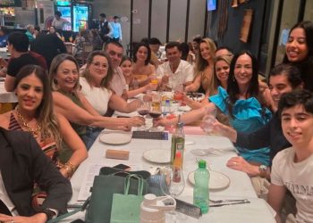 Cris Gonçalves comemora aniversário ao lado da família e amigos
