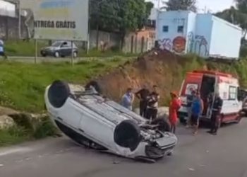 Capotou espetacularmente após perder o controle