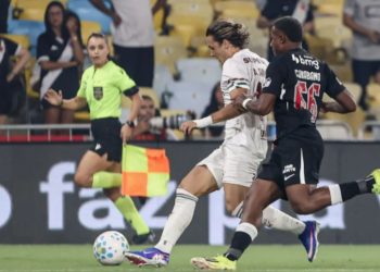 Vasco vence Fluminense pelo Brasileirão com gols no fim