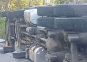 Sem cinto, motorista é arremessado e morre após caminhão tombar na AM-010